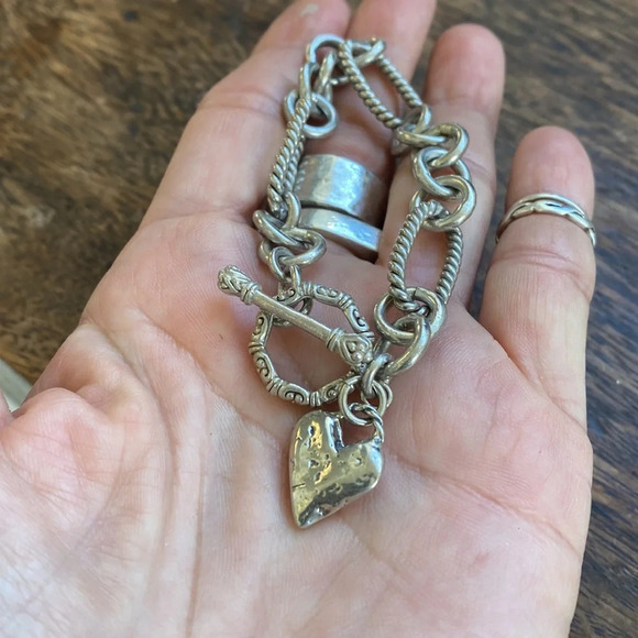 Detailed sterling silver chunky bracelet with a rustic heart - Picture 4 of 9